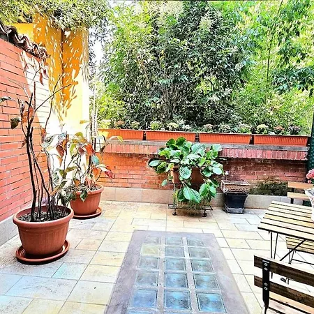 Big, Bright And Chic Terrace Flat *
