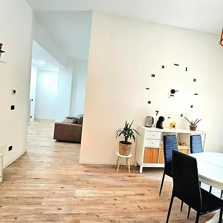 Apartment Big, Bright And Chic Terrace Flat