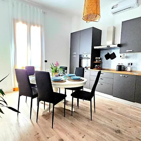 Big, Bright And Chic Terrace Flat *