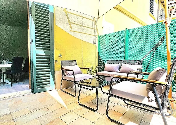 Big, Bright And Chic Terrace Flat