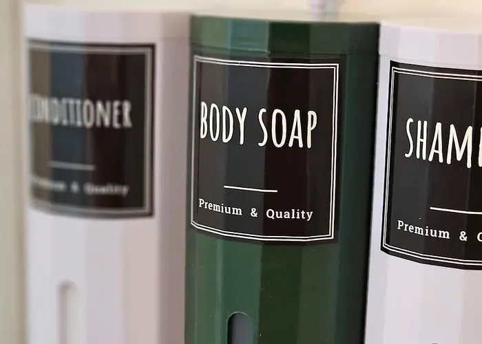 Big, Bright And Chic Terrace Flat *