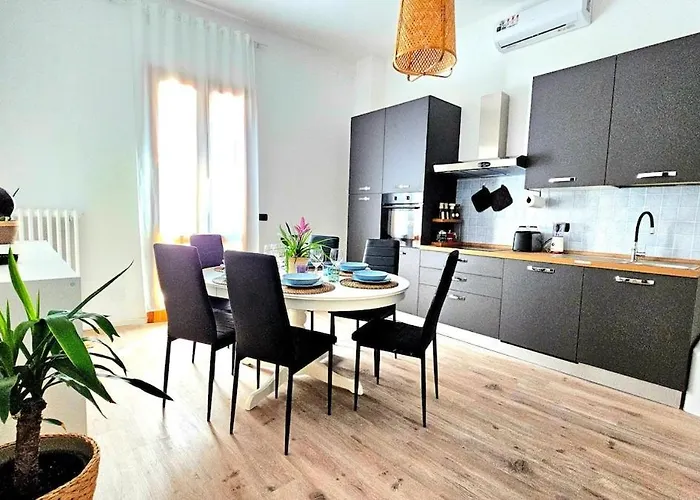 Big, Bright And Chic Terrace Flat *