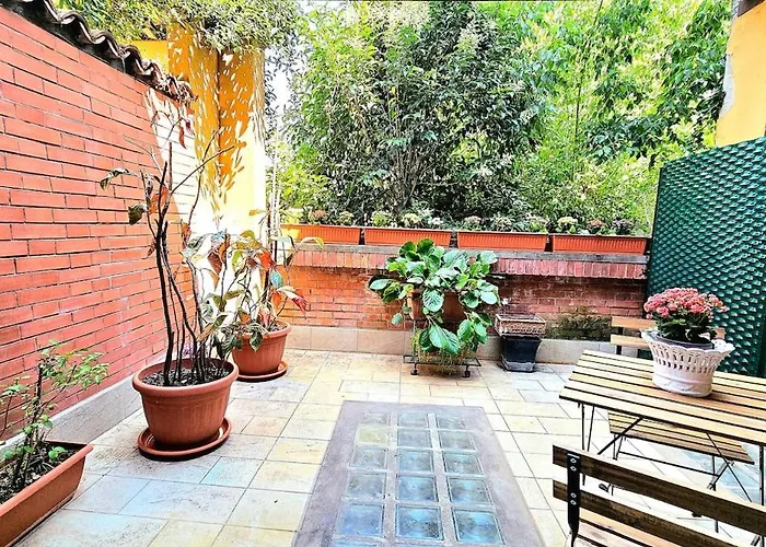 Big, Bright And Chic Terrace Flat *